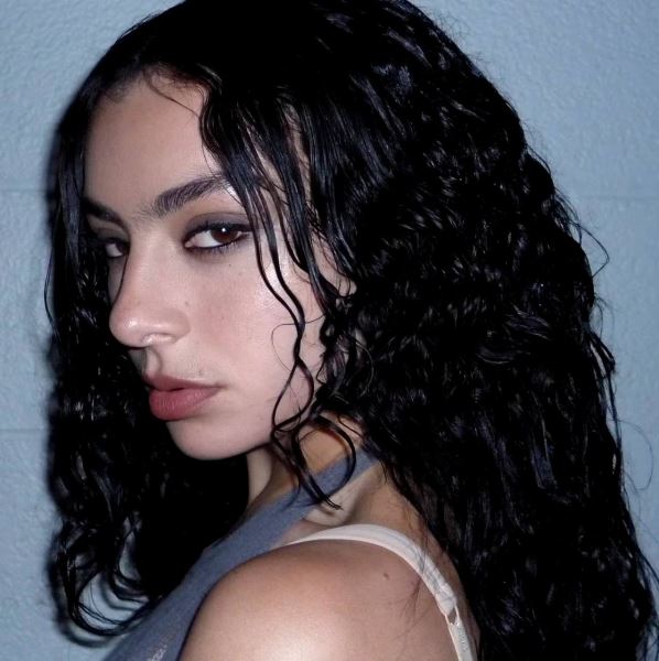 Charli XCX стала новым амбассадором Valentino Beauty